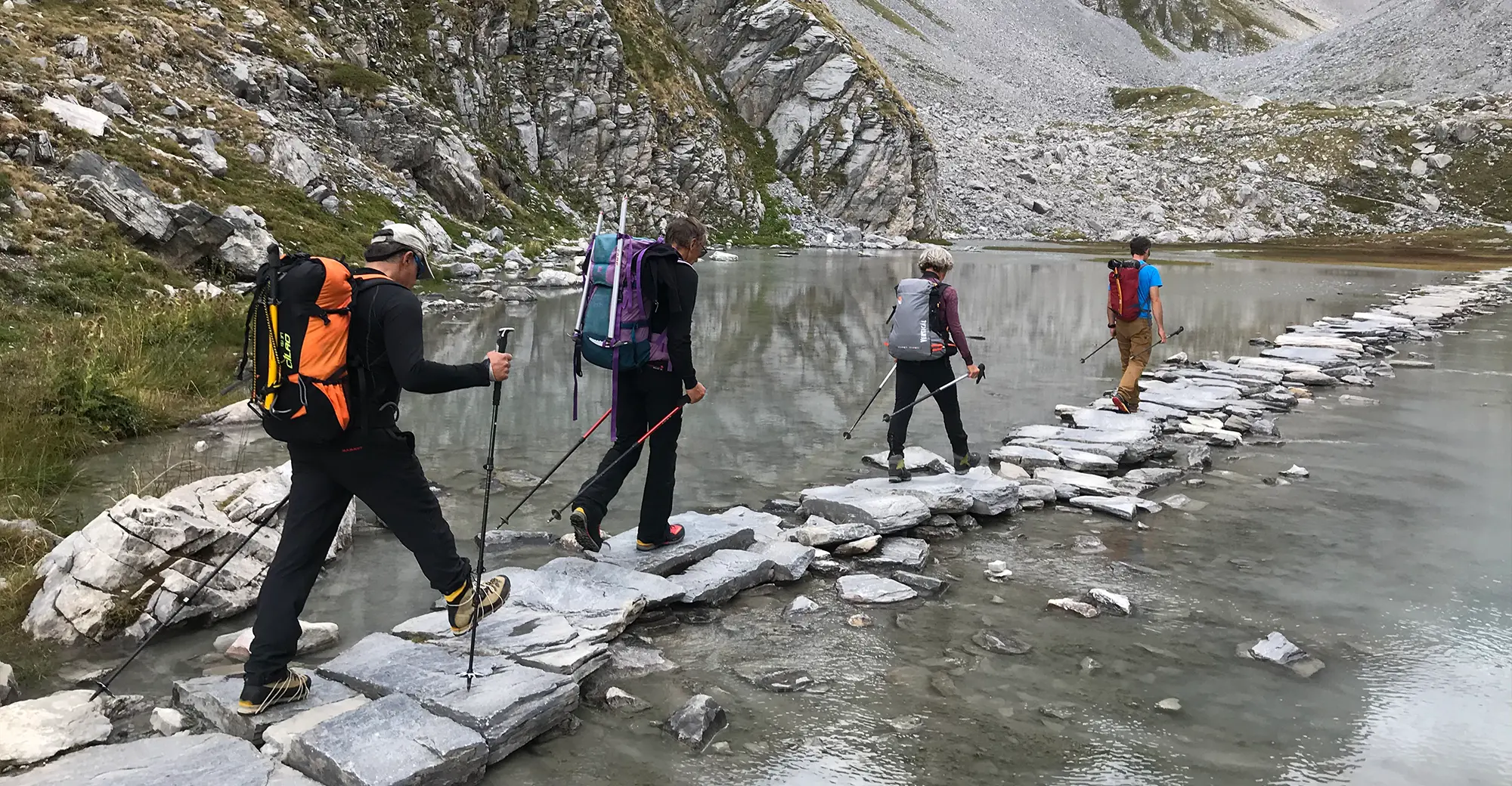 Activité randonnée estivale en moyenne montagne, Jura et Alpes