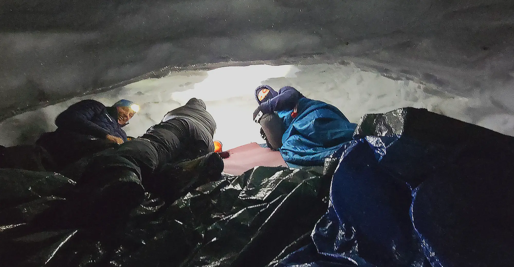 Activité bivouac d'hiver en moyenne montagne, nuit en igloo