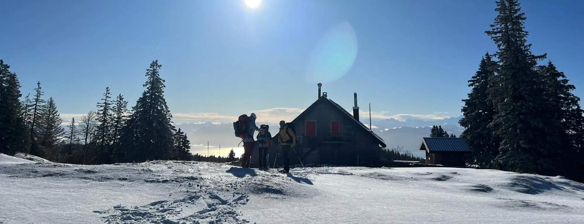Moyenne montagne du Jura et des Alpes enneigé en hiver