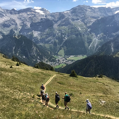 randonnée estivale dans les Alpes et les monts du jura